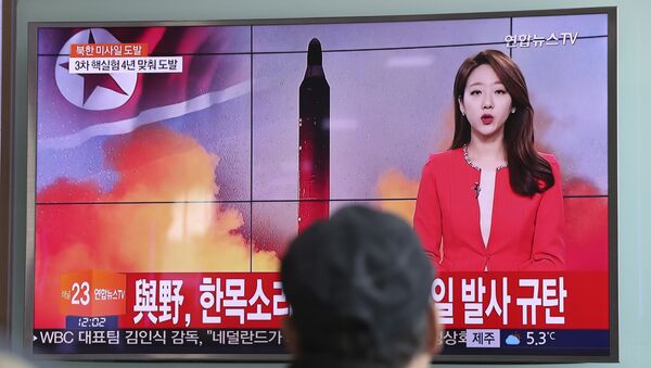 Човек у Сеулу гледа извештај о лансирању балистичке ракете у Северној Кореји - Sputnik Србија