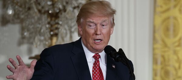 Председник САД Доналд Трамп говори у Источној соби Беле куће у Вашингтону Председник САД Доналд Трамп говори у Источној соби Беле куће у Вашингтону - Sputnik Србија