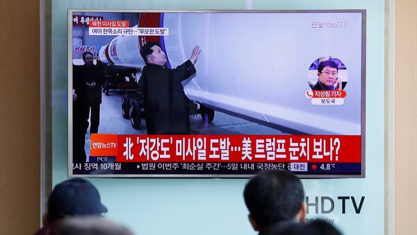 Putnici na železničkoj stanici u Seulu gledaju izveštaj o lansiranju balističke rakete u Severnoj Koreji - Sputnik Srbija