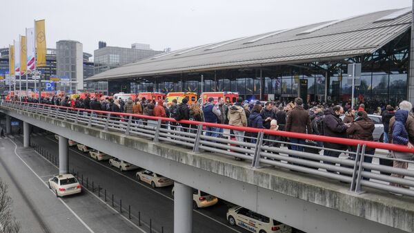 Путници чекају испред аеродрома у Хамбургу након што је више од 50 људи пријавило да има дисајних проблема. - Sputnik Србија