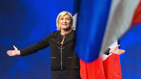Kandidat na post prezidenta Francii Marin Le Pen na vstreče so svoimi storonnikami vo vremя izbiratelьnoй kampanii v Lione - Sputnik Srbija