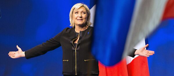 Кандидат на пост президента Франции Марин Ле Пен на встрече со своими сторонниками во время избирательной кампании в Лионе - Sputnik Србија