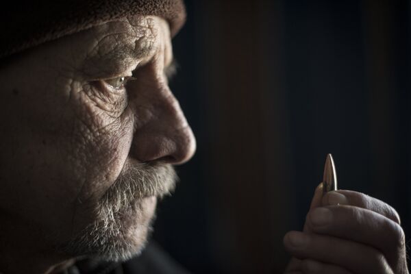 Становник Донбаса у руци држи метак - Sputnik Србија