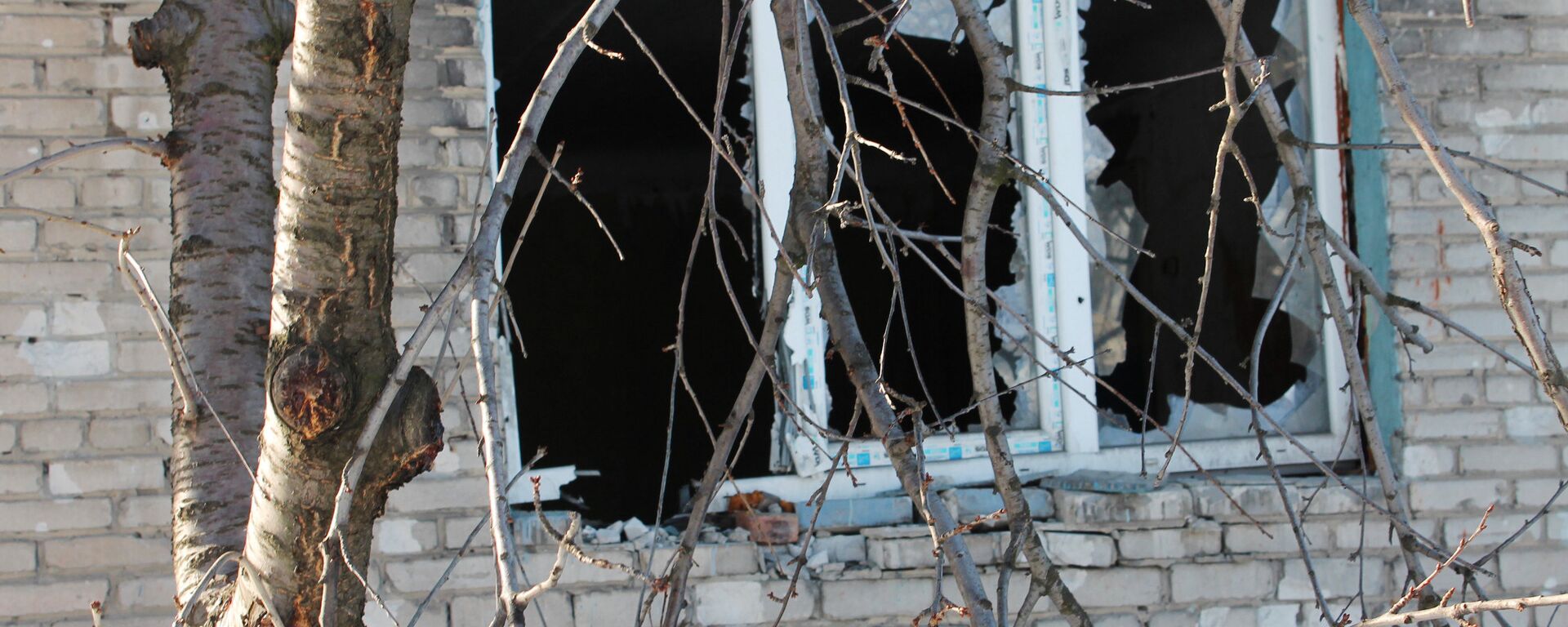 Прозор куће који је разбијен у гранатирању села Спартак у Доњецкој области - Sputnik Србија, 1920, 21.02.2026