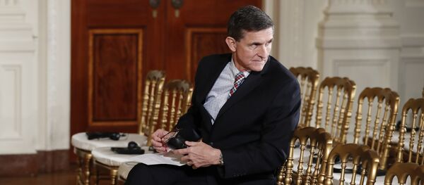 Бивши саветник за националну безбедност америчког председника, Мајкл Флин, пре почетка састанка председника САД Доналда Трампа са јапанским премијером Шинзом Абеом - Sputnik Србија