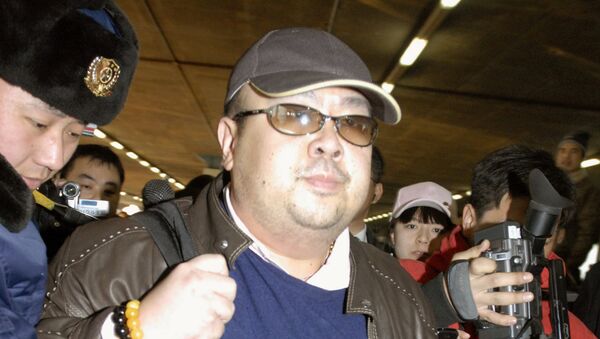 Ким Џонг Нам долази на аеродром у Пекингу. - Sputnik Србија