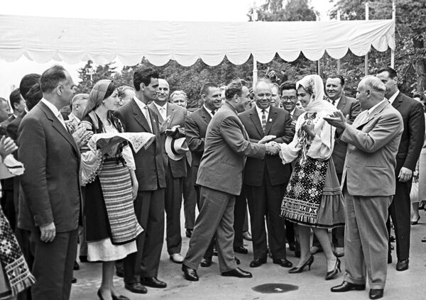 Predsednik SSSR-a Leonid Brežnjev s narodom u Moskvi - Sputnik Srbija