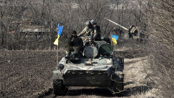 Украјински војници у оклопном возилу у близини села Федоровка на истоку Украјине - Sputnik Србија