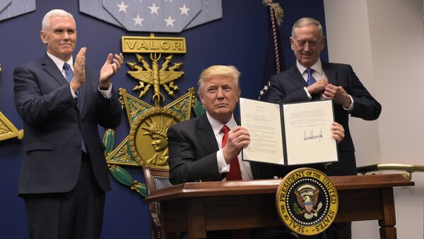 Потпредседник САД Мајк Пенс, председник САД Доналд Трамп и министар одбране Џејмс Матис након потписивања указа у Пентагону - Sputnik Србија