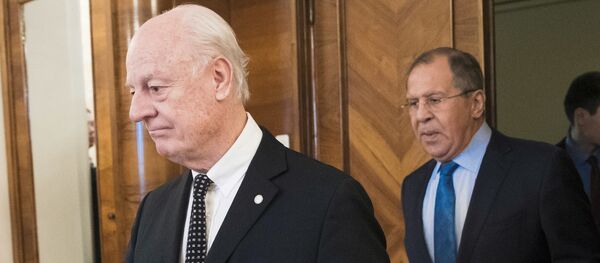 Специјални изасланик УН за Сирију Стафан де Мистура и министар спољних послова Русије Сергеј Лавров на разговорима у Москви - Sputnik Србија