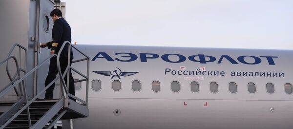 Пилот компаније Аерофлот Константин Камњев улази у авион А-321 на аеродрому Толмачево у Новосибирску - Sputnik Србија