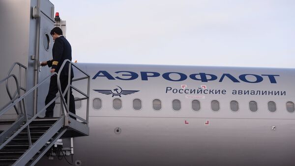 Пилот компаније Аерофлот Константин Камњев улази у авион А-321 на аеродрому Толмачево у Новосибирску - Sputnik Србија