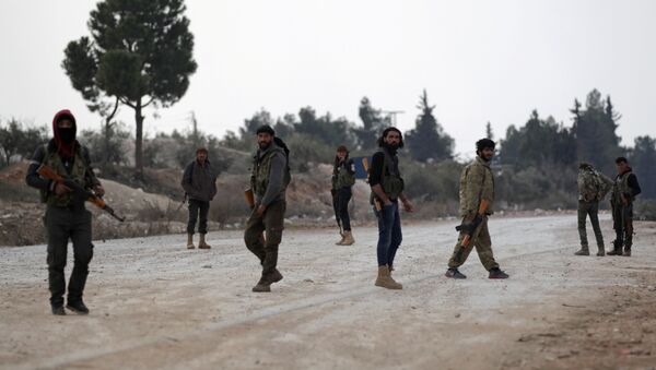 Naoružani borci Slobodne sirijske armije stoje u predgrađu sirijskog grada El Bab - Sputnik Srbija