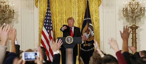Председник САД Доналд Трамп одговара на питања представника медија у Белој кући у Вашингтону - Sputnik Србија