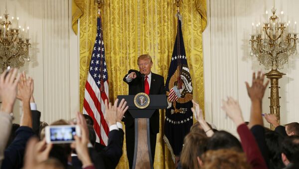 Председник САД Доналд Трамп одговара на питања представника медија у Белој кући у Вашингтону - Sputnik Србија