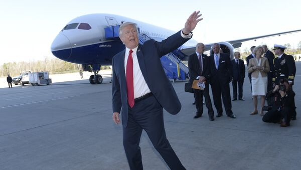 Predsednik SAD Donald Tramp ispred Boinga 787 tokom posete fabrici kompanije Boing u Južnoj Karolini - Sputnik Srbija