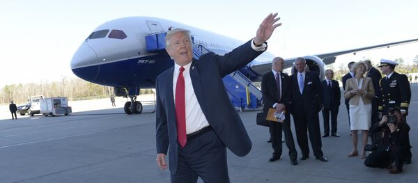 Predsednik SAD Donald Tramp ispred Boinga 787 tokom posete fabrici kompanije Boing u Južnoj Karolini - Sputnik Srbija