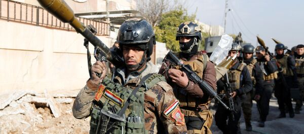 Iraqi Special Operations Forces (ISOF) carry weapons during clashes with Islamic State militants in frontline near university of Mosul, Iraq, January 13, 2017. Iraqi Special Operations Forces (ISOF) carry weapons during clashes with Islamic State militants in frontline near university of Mosul, Iraq, January 13, 2017. - Sputnik Србија