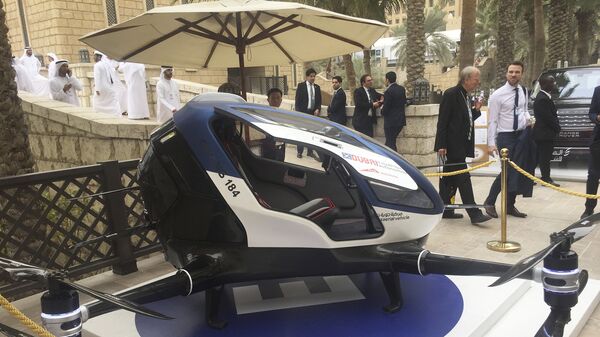 У Дубаију је тестиран кинески прототип аутономног путничког дрона- таксија, а намера тамошњих власти је да се нови ваздухоплов уведе у употребу у Емиратима до јула месеца ове године, преноси АФП. - Sputnik Србија