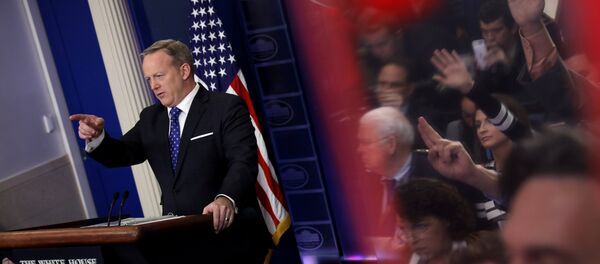 Новинари постављају питања на конференцији за медије портпарола Беле куће Шона Спенсера у Вашингтону - Sputnik Србија