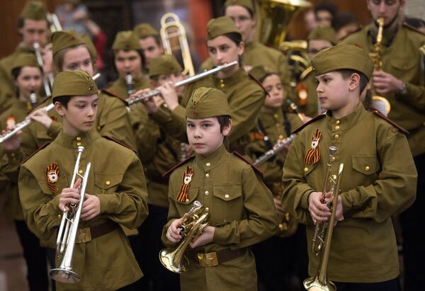 Iako se 23. februar čestita svim muškarcima, bez obzira na to da li su služili vojsku ili ne, u suštini to je vojni praznik. - Sputnik Srbija