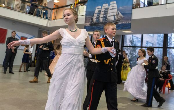 Voeno–istorijski bal mladih mornara, posvećen Danu zaštitnika otadžbine - Sputnik Srbija