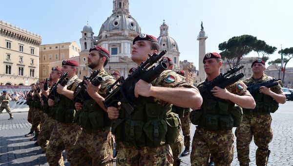 Italijanski vojnici marširaju preko Pjace Venecije u Rimu - Sputnik Srbija