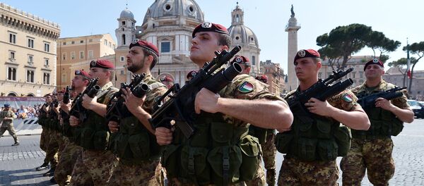 Италијански војници марширају преко Пјаце Венеције у Риму Италијански војници марширају преко Пјаце Венеције у Риму - Sputnik Србија