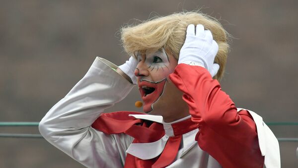 Karnevalski lik Hopedic sa perikom koja liči na kosu predsednika SAD Donalda Trampa na karnevalu u Dizeldorfu - Sputnik Srbija