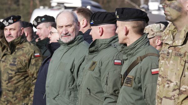Ministar odbrane Poljske Antoni Macerecič sa vojnicima na zajedničkim vojnim vežbama Poljske i SAD u Zaganu u Poljskoj - Sputnik Srbija