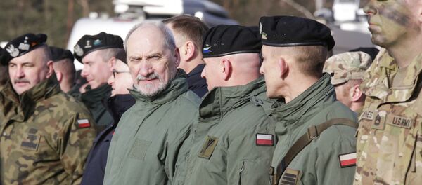 Министар одбране Пољске Антони Мацерецич са војницима на заједничким војним вежбама Пољске и САД у Загану у Пољској - Sputnik Србија