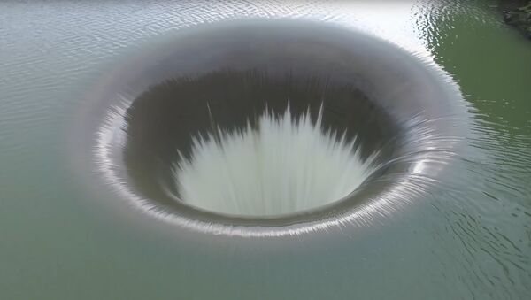 Fenomen Sveta rupa na jezeru u Kaliforniji. - Sputnik Srbija