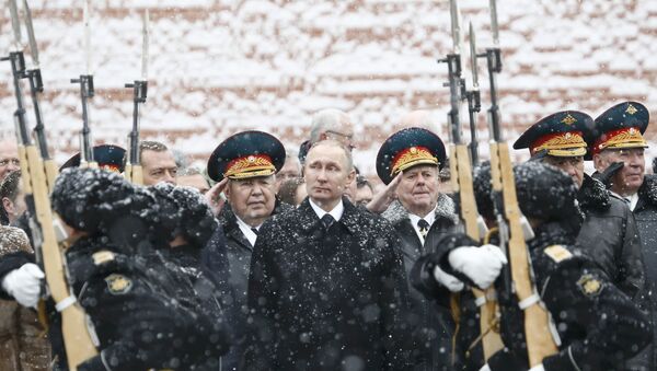 Predsednik Rusije Vladimir Putin posmatra počasnu gardu na ceremoniji polaganja venaca tokom proslave Dana branilaca otadžbine u Moskvi - Sputnik Srbija