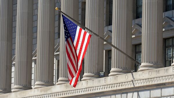 Zastava SAD na zgradi Ministarstva trgovine u Vašingtonu - Sputnik Srbija