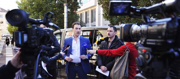 Где год се заустави, Референдумски караван привалчи пажњу медија. Где год се заустави, Референдумски караван привалчи пажњу медија. - Sputnik Србија