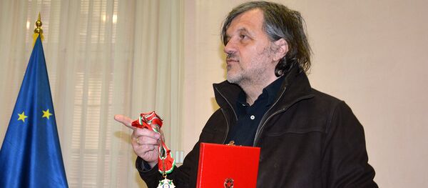 Emir Kusturica sa ordenom koji mu je dodelio italijanski predsednik - Sputnik Srbija