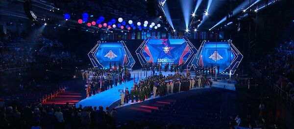 Serbia_Факелоносцы, шоу фонтанов и поднятие флага – церемония открытия военных игр в Сочи - Sputnik Србија