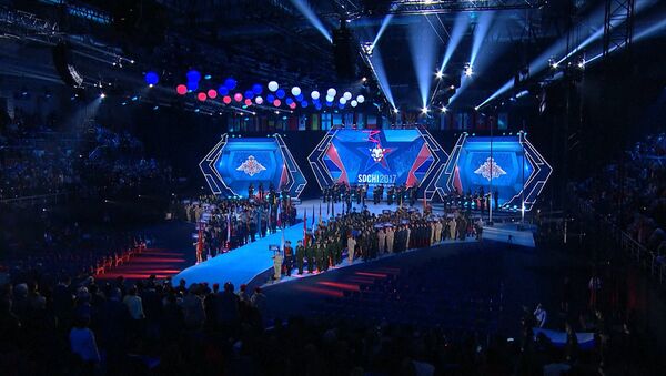 Serbia_Факелоносцы, шоу фонтанов и поднятие флага – церемония открытия военных игр в Сочи - Sputnik Србија
