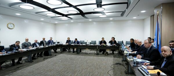 Чланови сиријске владе током међусиријских преговора са специјалним изаслаником УН за Сирију Стафаном де Мистуром у Женеви - Sputnik Србија