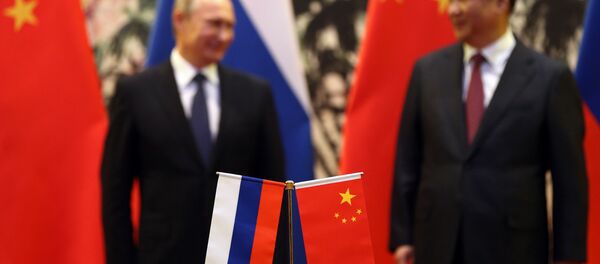 Zastave Rusije i Kine postavljene na stolu ispred predsednika Rusije Vladimira Putina i predsednika Kine Si Đinpinga na ceremoniji potpisivanja sporazuma u okviru APEC-a Zastave Rusije i Kine postavljene na stolu ispred predsednika Rusije Vladimira Putina i predsednika Kine Si Đinpinga na ceremoniji potpisivanja sporazuma u okviru APEC-a - Sputnik Srbija