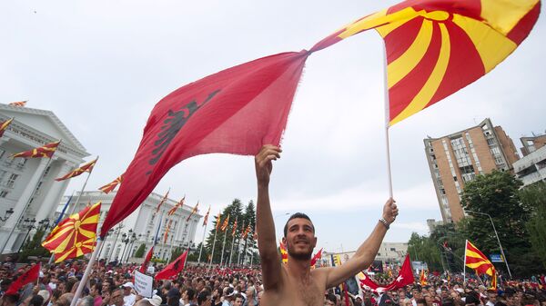 Albanska i makedonska zastavana protestu u Skoplju - Sputnik Srbija