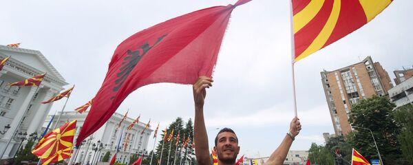 Albanska i makedonska zastava na protestu u Skoplju - Sputnik Srbija