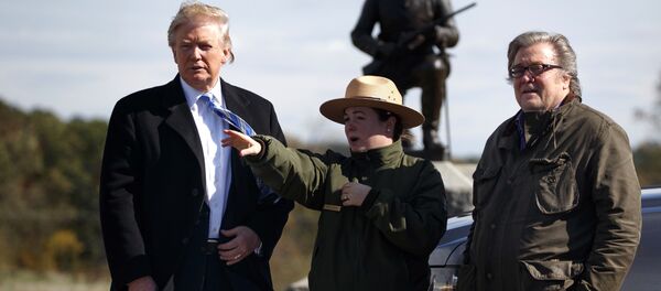 Predsednik SAD Donald Tramp i njegov savetnik Stiv Benon , sa čuvarkom parka Kejtlin Kostić Predsednik SAD Donald Tramp i njegov savetnik Stiv Benon , sa čuvarkom parka Kejtlin Kostić - Sputnik Srbija