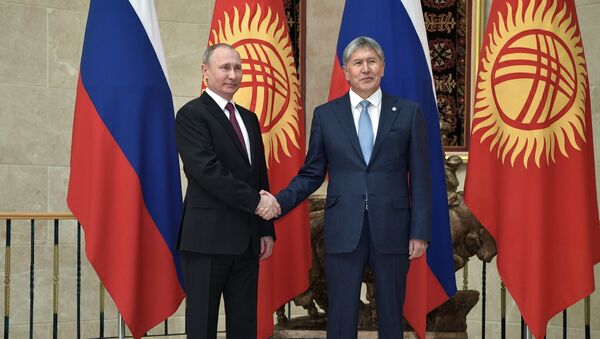 Predsednik Rusije Vladimir Putin i predsednik Kirgistana Almazbek Atambajev tokom sastanka u Biškeku - Sputnik Srbija