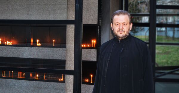 Мој отац је био грађанин Сарајева, грађанин БиХ, нико из града, републике или неке странке није дошао и рекао, десило се што се десило, можемо ли да извучемо неку поуку, да наша покољења не начине исту грешку - каже свештеник Јован Гардовић. Мој отац је био грађанин Сарајева, грађанин БиХ, нико из града, републике или неке странке није дошао и рекао, десило се што се десило, можемо ли да извучемо неку поуку, да наша покољења не начине исту грешку - каже свештеник Јован Гардовић. - Sputnik Србија