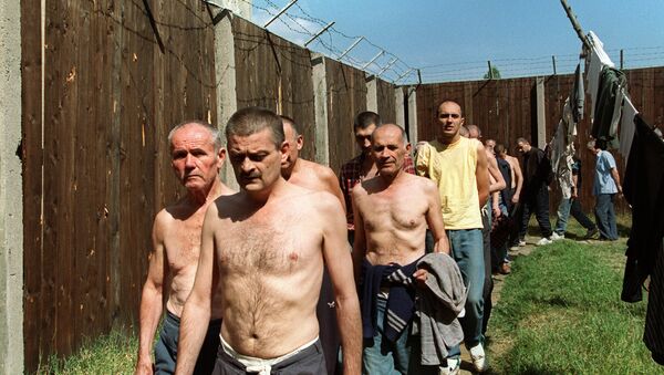 Zarobljenici Srbi u bošnjačkom vojnom zatvoru u Sarajevu, 21. avgusta 1992. - Sputnik Srbija