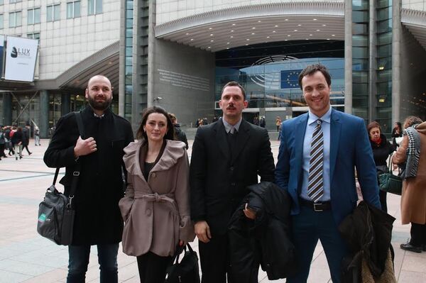 Екипа Референдумског каравана у Бриселу. - Sputnik Србија