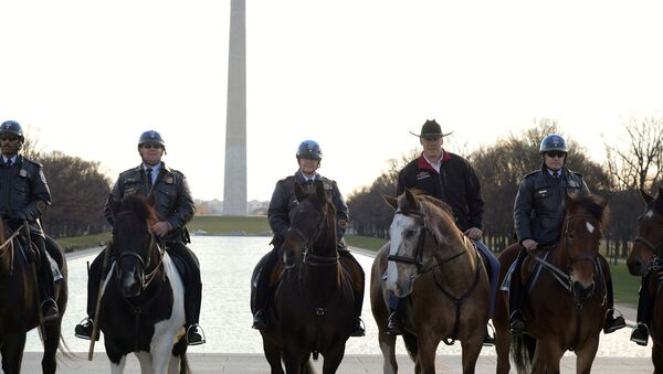 Нови министар унутрашњих послова САД Рајан Зинке (2Д) јаше коња са припадницима полиције у Вашингтону - Sputnik Србија