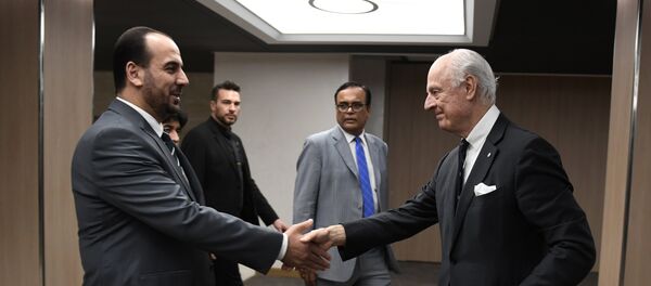 Специјални изасланик УН за Сирију Стафан де Мистура рукује се са представником опозиционог сиријског Високог комитета за преговоре Насром ел Хариријем на међусиријским преговорима у Женеви - Sputnik Србија