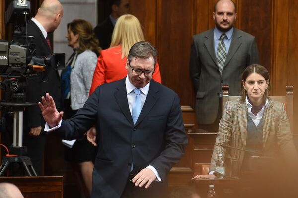 Александар Вучић у Скупштини Србије дочекан громогласним аплаузом посланика СНС-а - Sputnik Србија